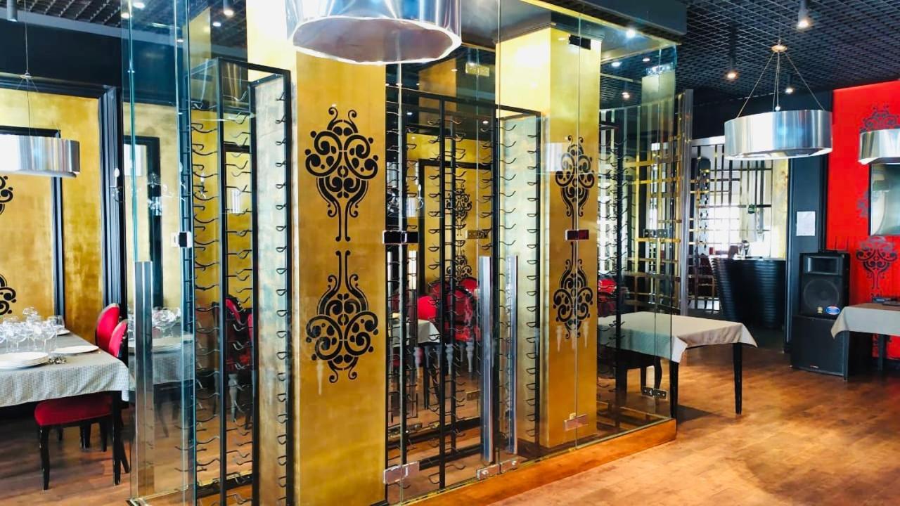 Lucky Fox Hotel Atirau Kültér fotó